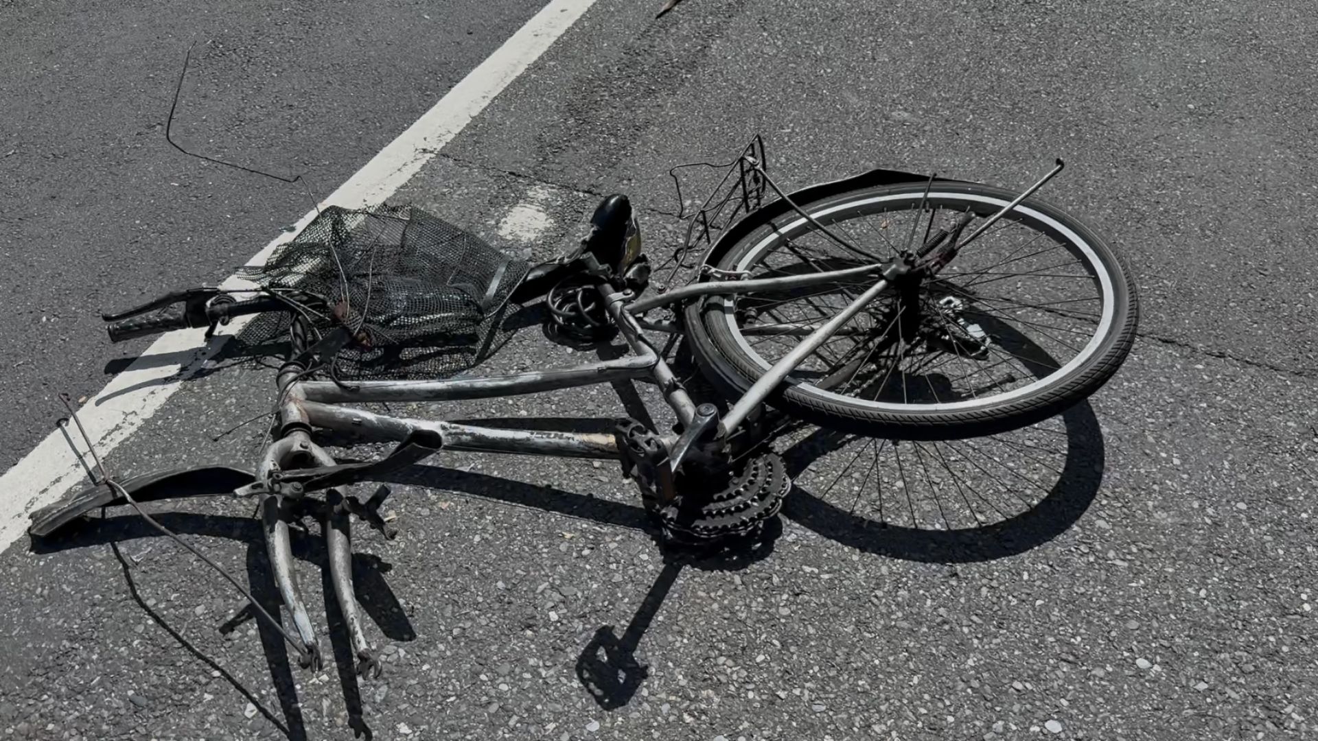 ▲單車騎士當場遭撞飛倒臥血泊中送醫不治（圖／記者王俊勝 攝；未經授權請勿翻攝）