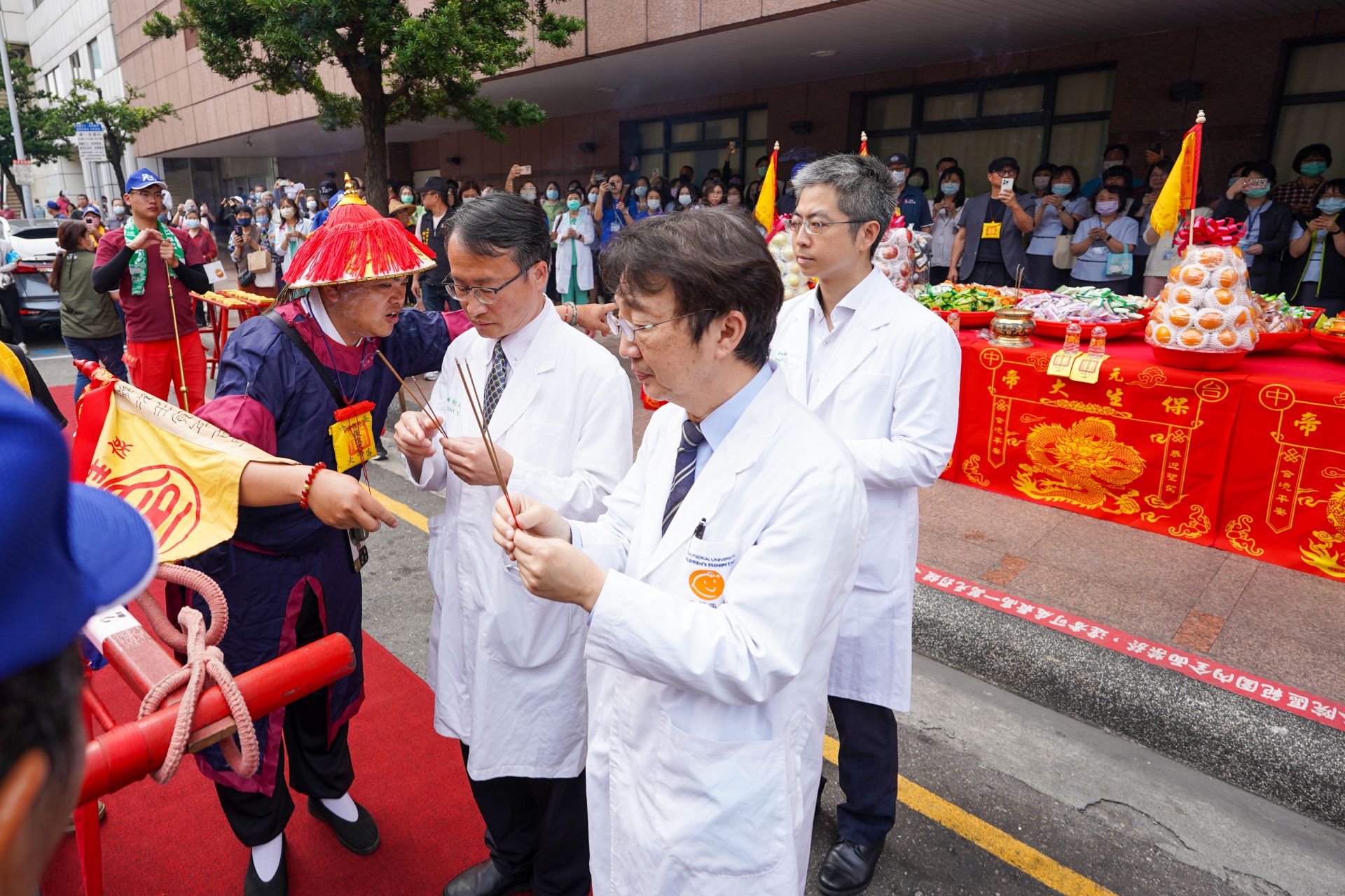 台中「醫神出巡」超狂！大道公遶境走進百貨、醫院祈福掀熱議