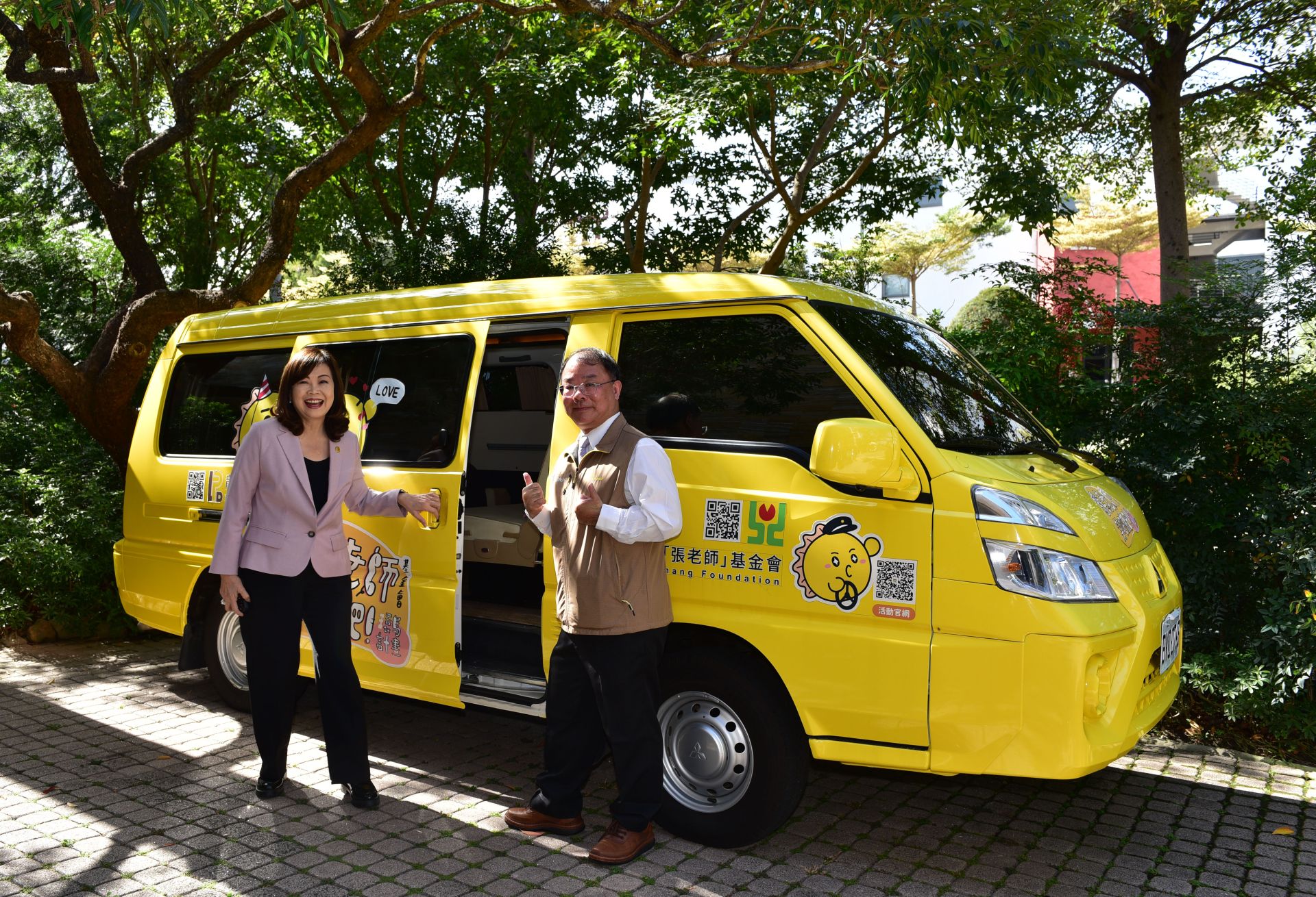 張老師主任委員張麗莉（左）及台中「張老師」中心總幹事林家正（右）揭露張老師巡迴服務車，將巡迴台中學校，有心理諮商師隨車服務。（黃國峰攝）