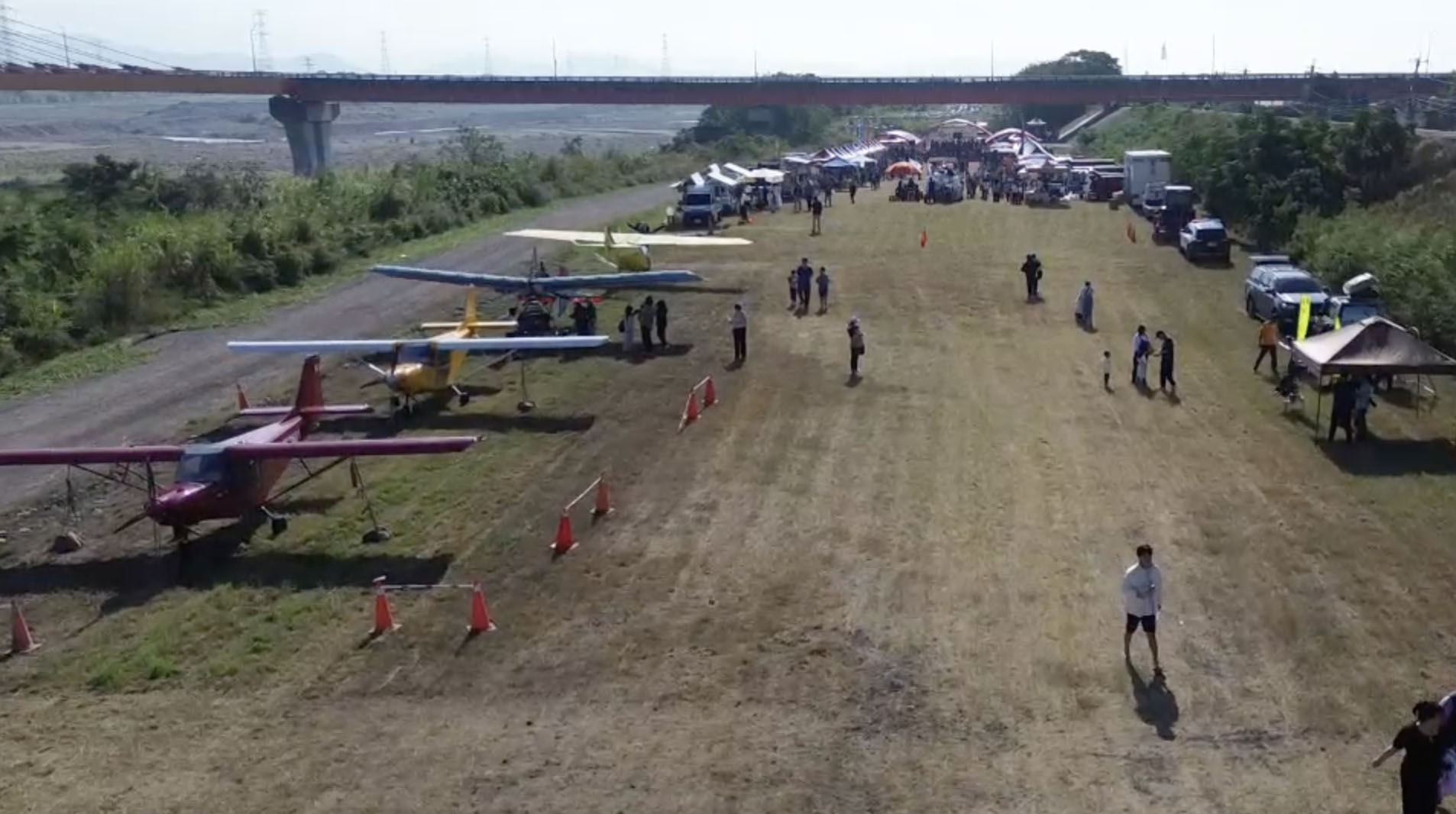 溪尾國小22日慶祝71周年校慶，直接將校慶在飛機跑道上辦。（溪尾國小提供）