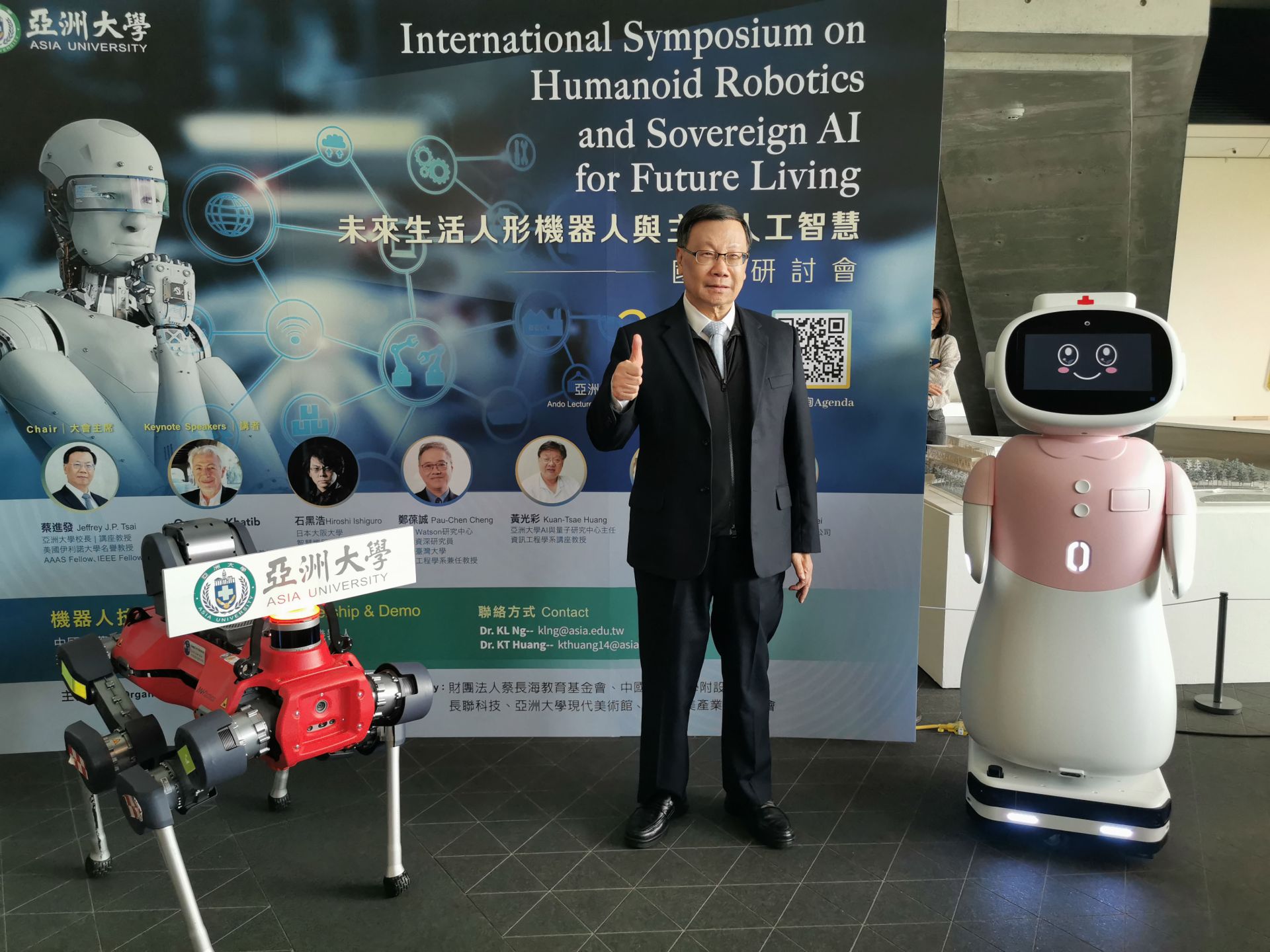 亞大校長蔡進發指出，期盼推動人形機器人與主權 AI 以更安全、可信的方式走入真實世界；現場同步展示多項實際應用機器人，相當吸睛。（黃國峰攝）