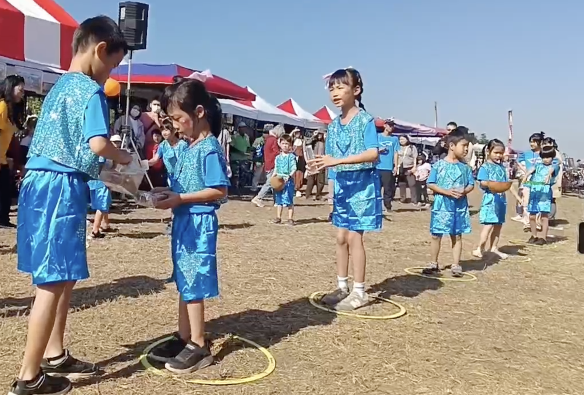 溪尾國小22日慶祝71周年校慶，闖關、趣味競賽讓孩子們樂翻天。（黃國峰攝）