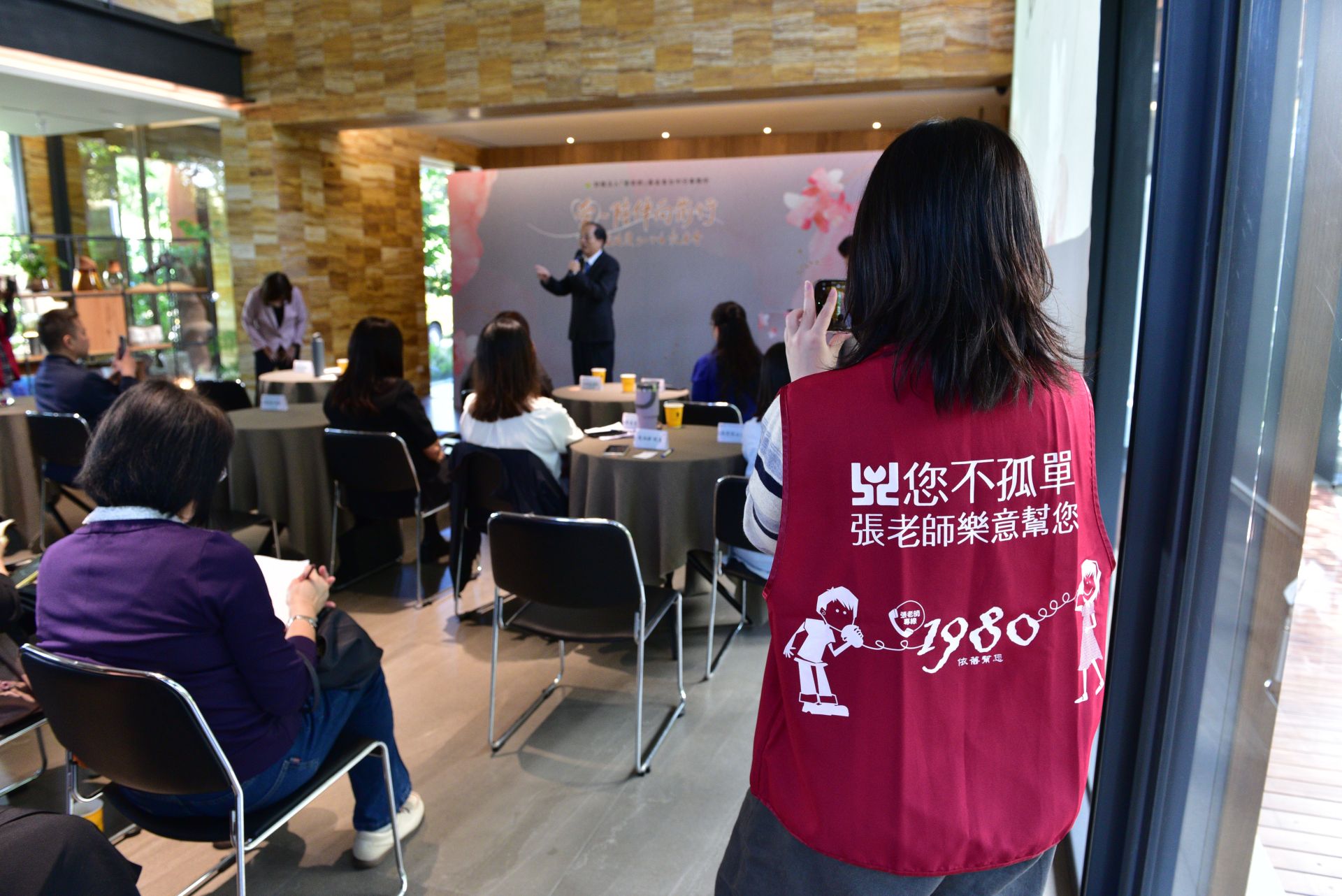 台中「張老師」中心12月23日公布青少年性價值觀調查結果，並指出你不孤單，張老師樂意幫助您。（黃國峰攝）