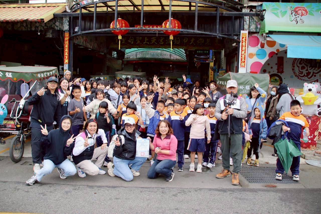 川啟愛心重車協會攜手企業與志工舉辦公益校外教學活動,帶領南投仁愛鄉互助國小學童走出山區參訪。活動途中一行人於地方景點前合影留念,孩子們開心比出勝利手勢,留下難忘回憶。