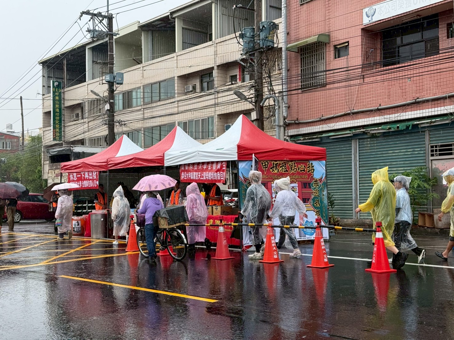建國科大設點心站迎大甲媽回鑾　學生急救發揮SEL教育展現社會責任