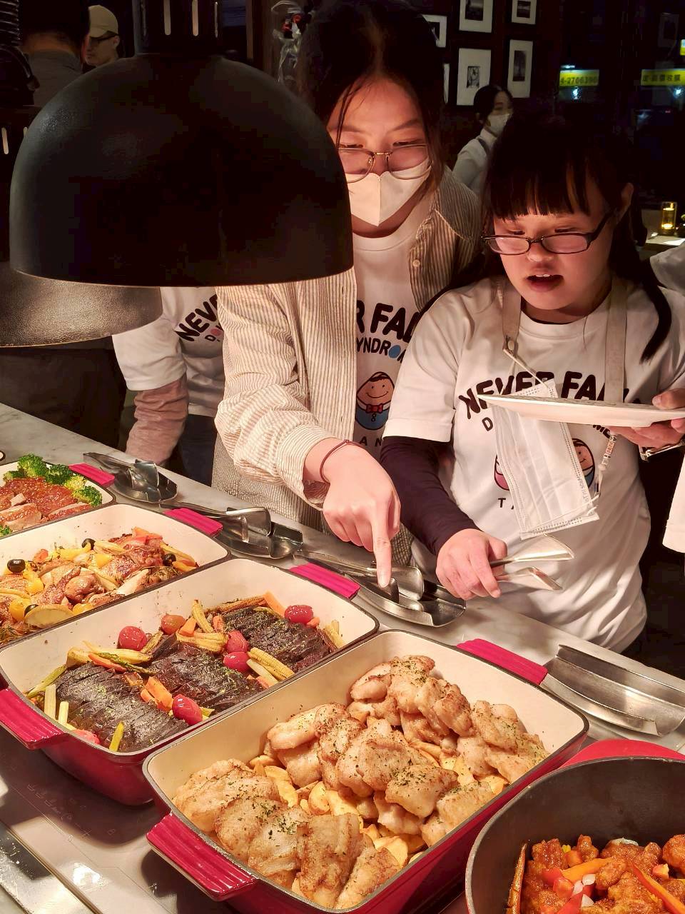 台中萬豪萬楓酒店攜手唐氏症基金會,舉辦聖誕感恩餐會。(圖/萬豪萬楓酒店提供)