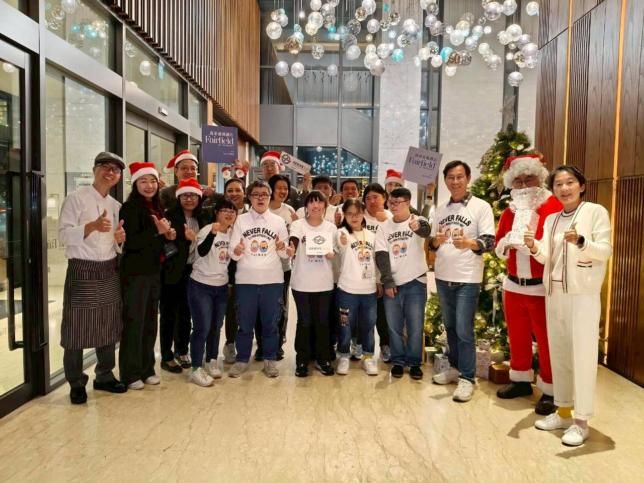 台中萬豪萬楓酒店攜手唐氏症基金會,舉辦聖誕感恩餐會。(圖/萬豪萬楓酒店提供)