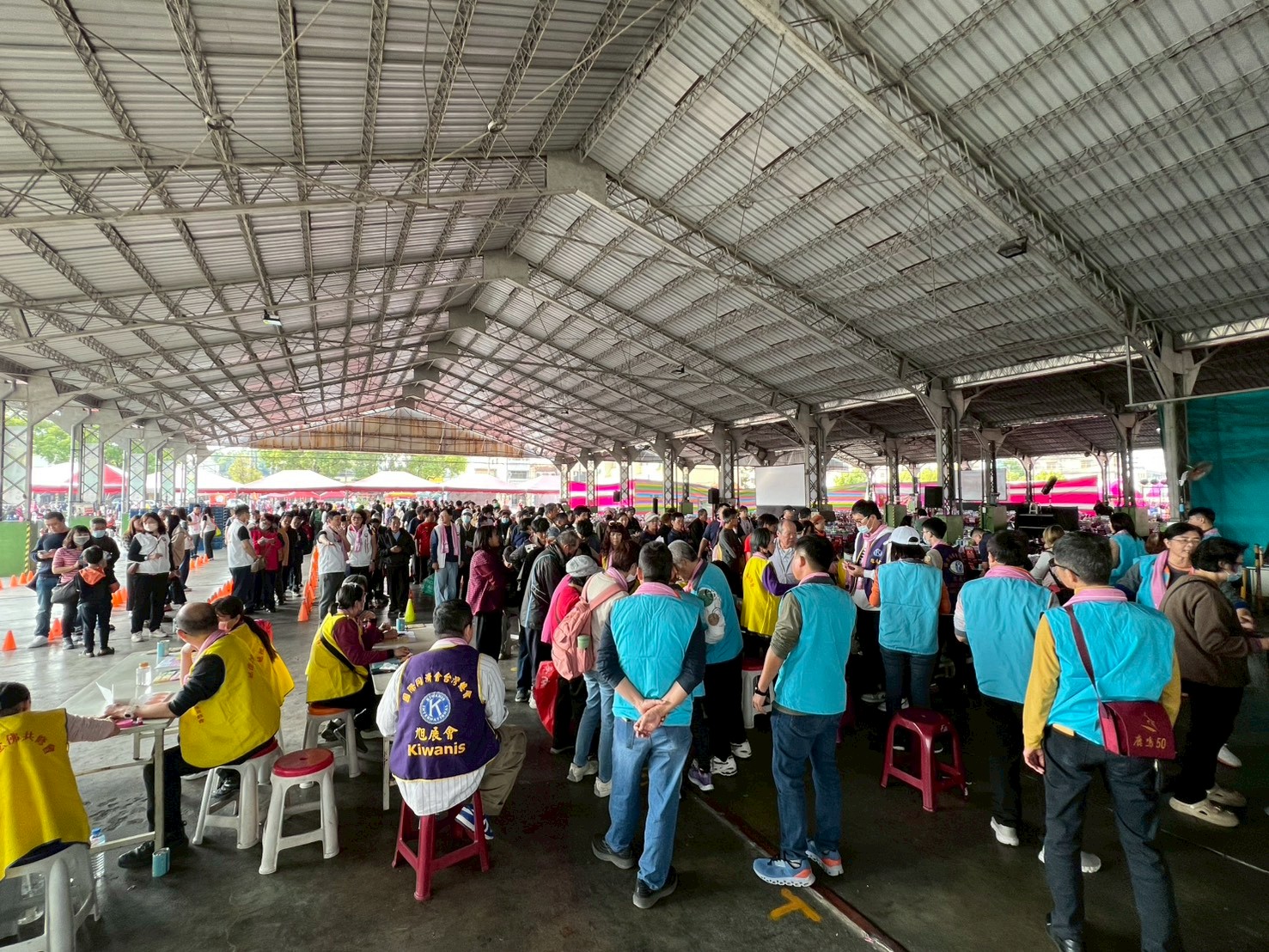 第十二屆「寒冬圍爐、千人饗宴」在彰化社頭果菜市場舉行，現場席開300桌，吸引上千名弱勢民眾排隊入場，溫暖氣氛瀰漫全場。