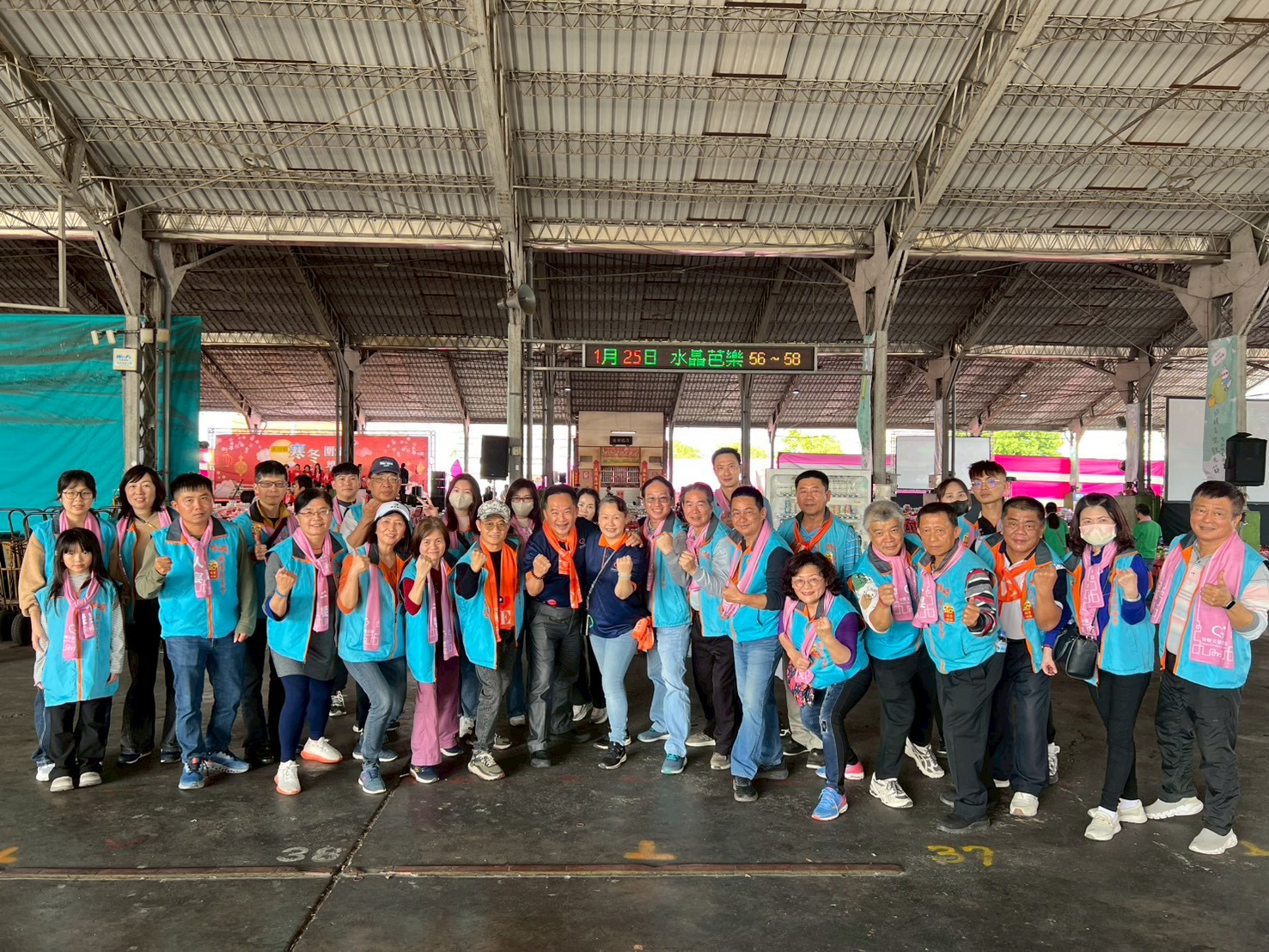 快樂天堂基金會攜手各慈善團體、企業與志工夥伴合影留念，感謝社會各界齊心投入，讓寒冬圍爐活動連續12年不間斷。