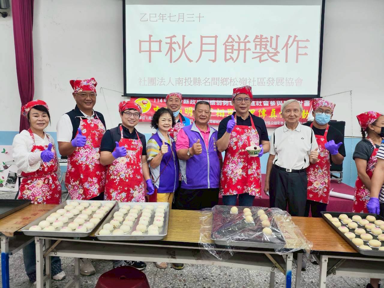 蔡宗智陪志工現做2千顆中秋月餅　送暖名間松柏嶺80戶弱勢與獨居長者