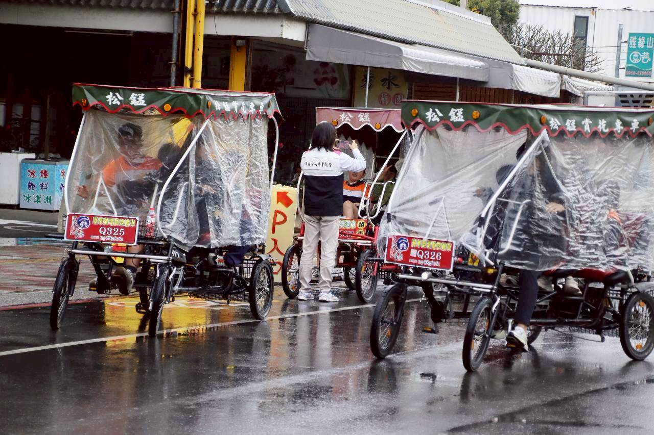學童們在細雨中騎乘四人座協力自行車穿梭街道，體驗戶外活動與團隊合作的樂趣。即使天候不佳，孩子們仍笑聲不斷，為公益校外教學增添溫暖與活力。