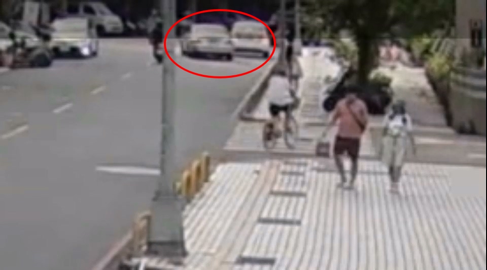 ▲賓士車從後方衝撞。（翻攝畫面）