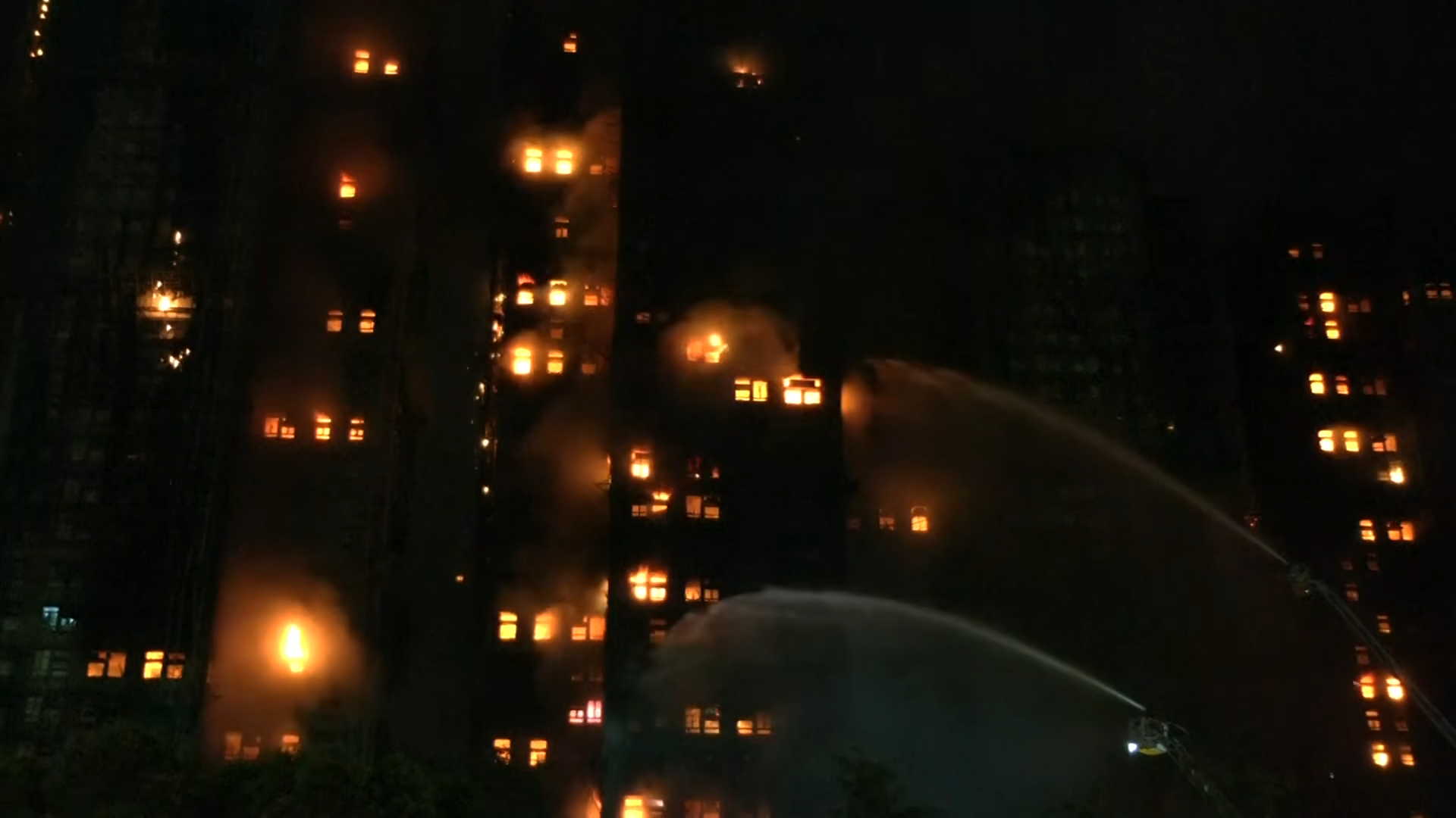 ▲疑工人「亂丟菸蒂」引爆火龍狂竄(圖/摘自YT Reuters)