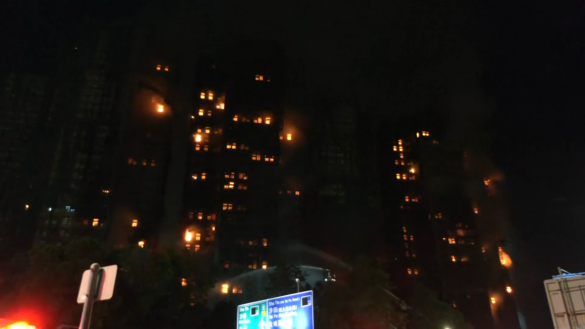 ▲10分鐘燒成地獄!宏福苑大火13死 疑工人「亂丟菸蒂」引爆火龍狂竄(圖/摘自YT Reuters)