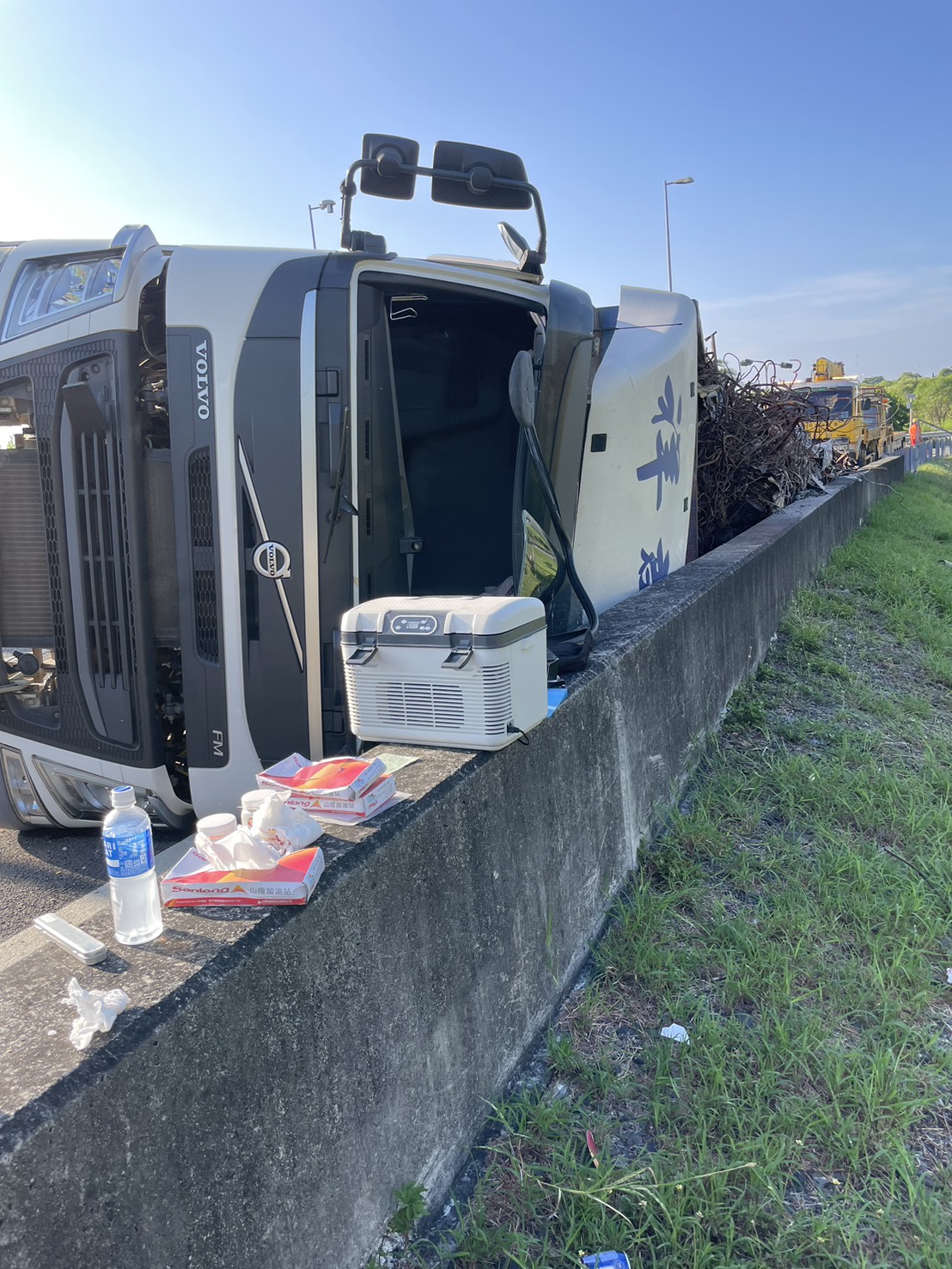 國3南州交流道清晨事故!貨車自撞翻車 拖吊車急清現場