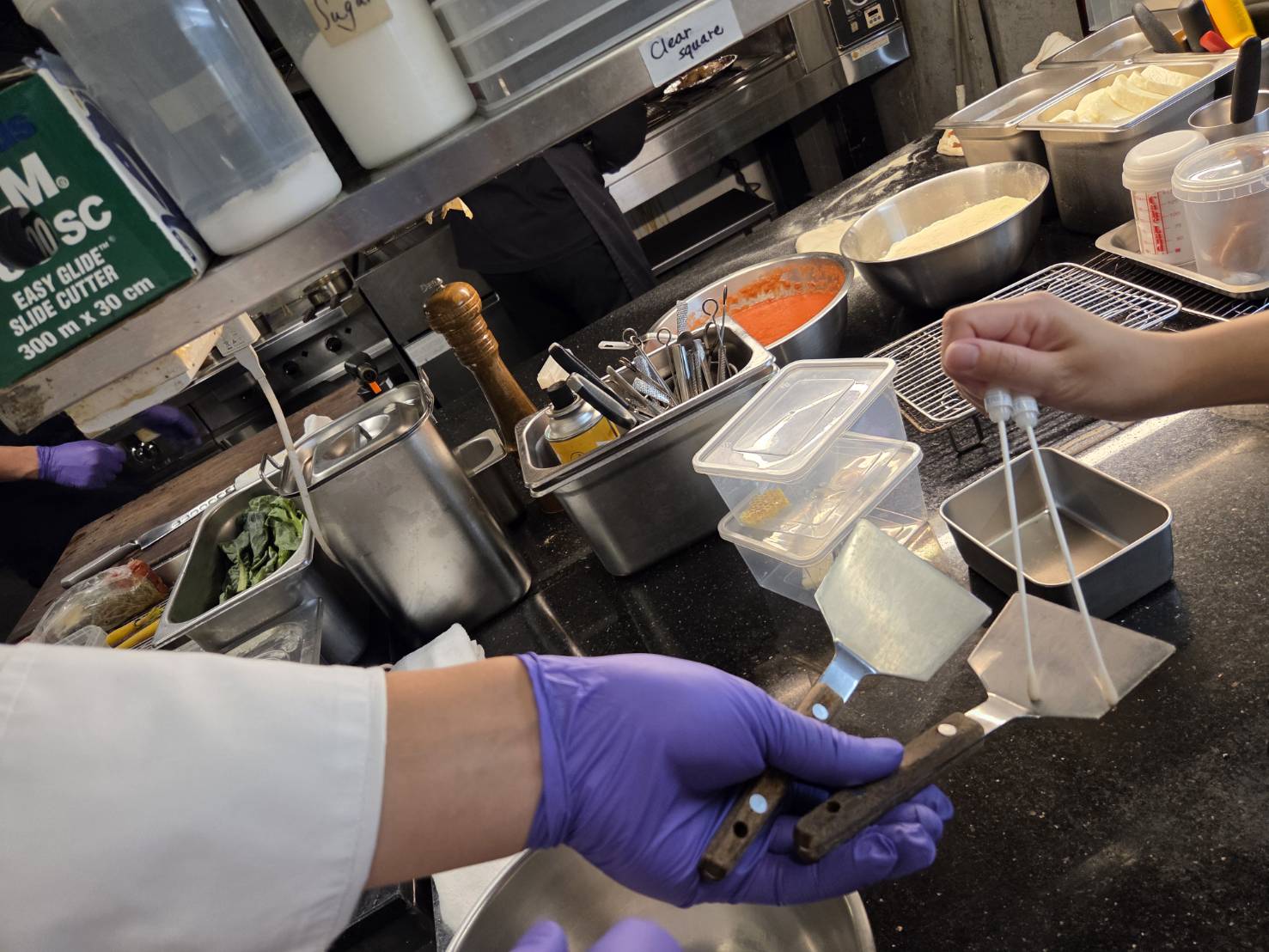 ▲衛生局前往餐廳稽查。（翻攝畫面）