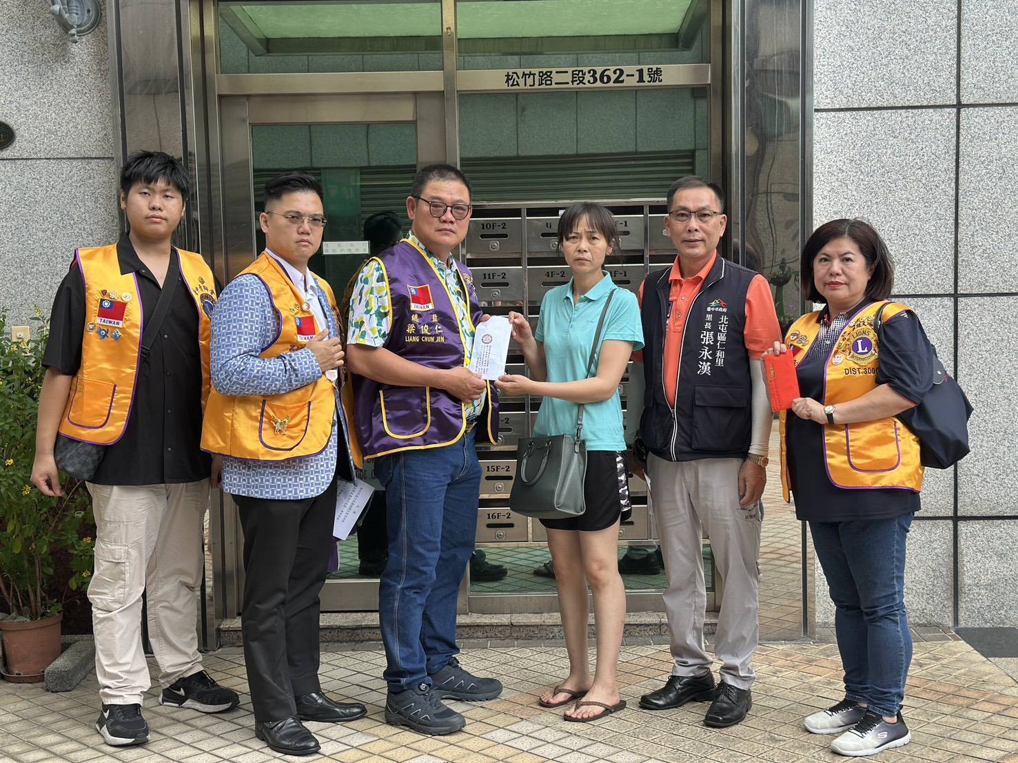 力勤農產梁俊仁、國際獅子會C-3區總監　發動獅友急難救助56,000元援助警眷