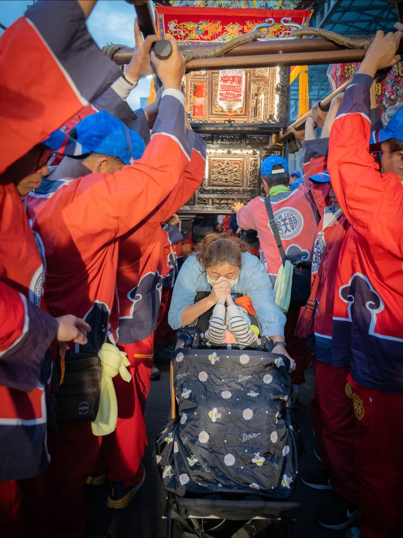 ▲北港媽南巡暖心！腦麻童「被抬轎等候」穿轎祈福 媽當場哭喊求保佑（圖／朝天宮攝影組 提供）