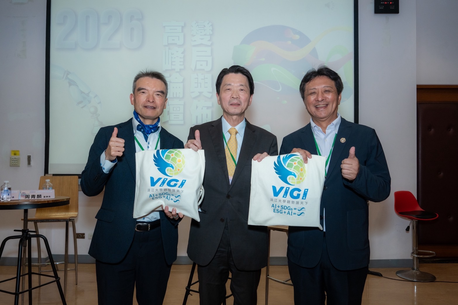 由淡江大學推廣教育處推廣教育長 林宜男（中）主持的「從創業募資到上市的成長路徑圖」領袖對談，邀請狼窩創業加速器董事長 周青麟（右）與中華經營智慧分享協會執行長 吳文濱（左），從實務角度解析新創企業各階段的關鍵抉擇。