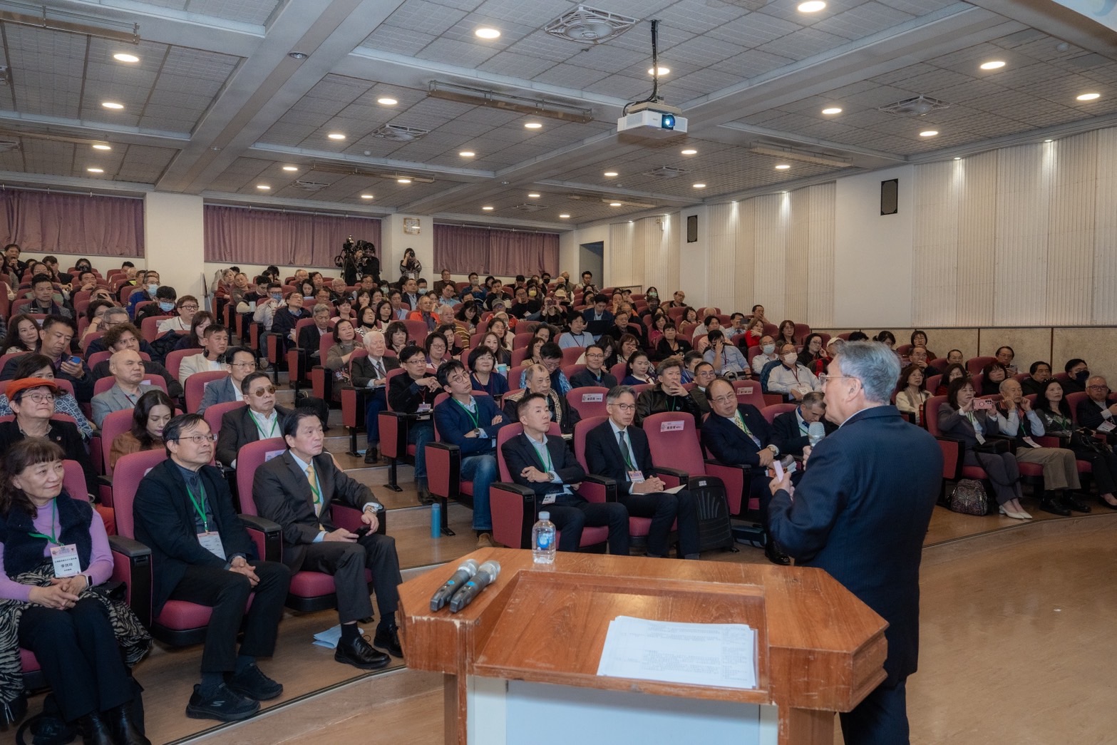 宏碁集團創辦人暨智榮文教基金會董事長 施振榮 於論壇中發表「以王道面對變局並佈局」專題演講，分享企業在高度不確定時代下的經營思維與長期佈局策略。