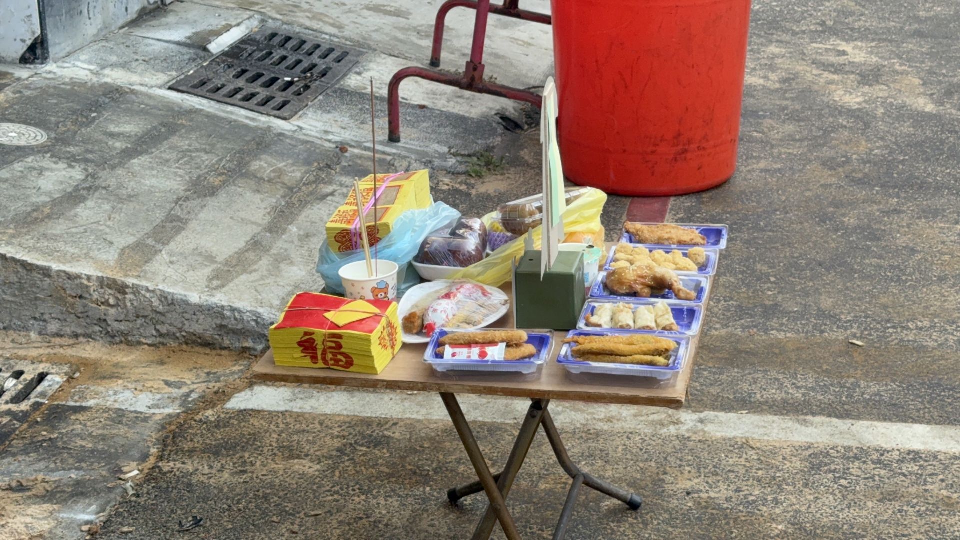 ▲現場擺供品希望陳姓女清潔員可以跟著家屬回家(圖/記者王俊勝 攝)