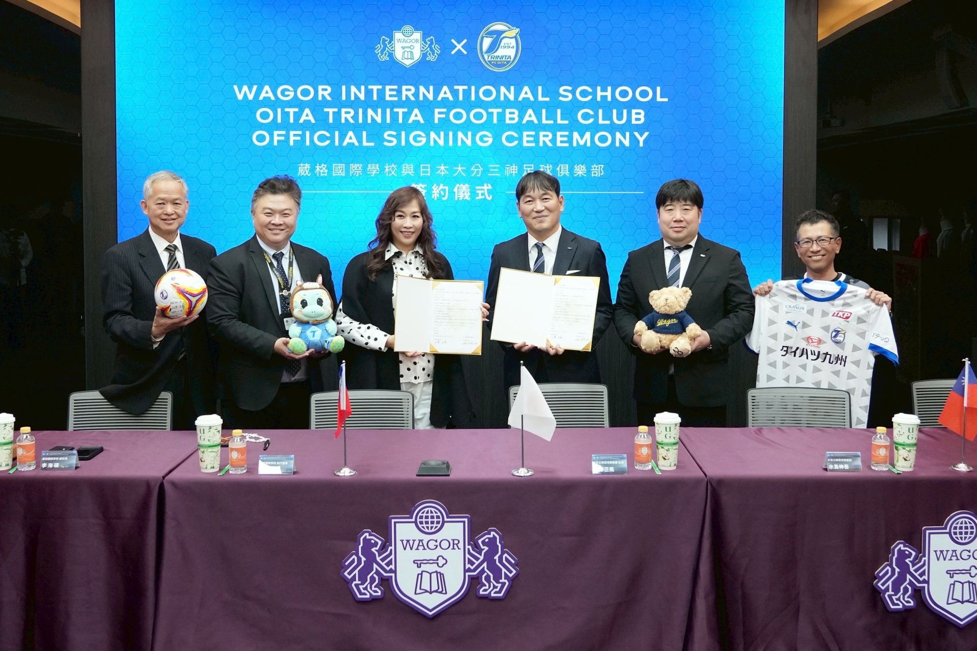 葳格國際學校與日本大分三神足球俱樂部完成合作簽約儀式，在中華民國足球協會見證下，正式開啟台日校園足球合作新篇章。 座位由左至右： 中華民國足球協會理事長 張燦、葳格國際學校總校長 李海碩、葳格國際學校執行董事 吳菀庭、 大分三神足球俱樂部社長 小澤正風、大分三神足球俱樂部 水島伸吾、大分三神足球俱樂部教練 片山幹彥。