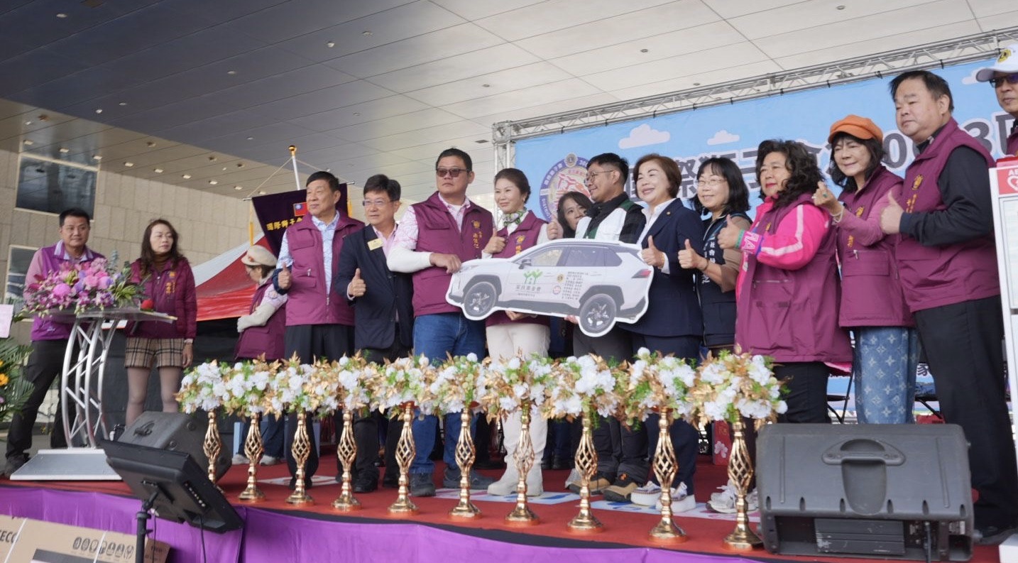 國際獅子會300C-3區舉辦愛心園遊會，除捐贈AED外，也支持南台中家扶中心家庭訪視服務與台中捐血中心仁和捐血室「仁合愛心亭」等公益計畫，社會局長廖靜芝與總監梁俊仁及獅友、立法委員楊瓊瓔、國際獅子會300 C1區總監林玉彪、300C C2區總監許吉本及各分會獅友出席；市議員林祈烽、陳淑華也派代表共襄盛舉貴賓合影，展現公私協力推動公益的行動力。翻攝畫面