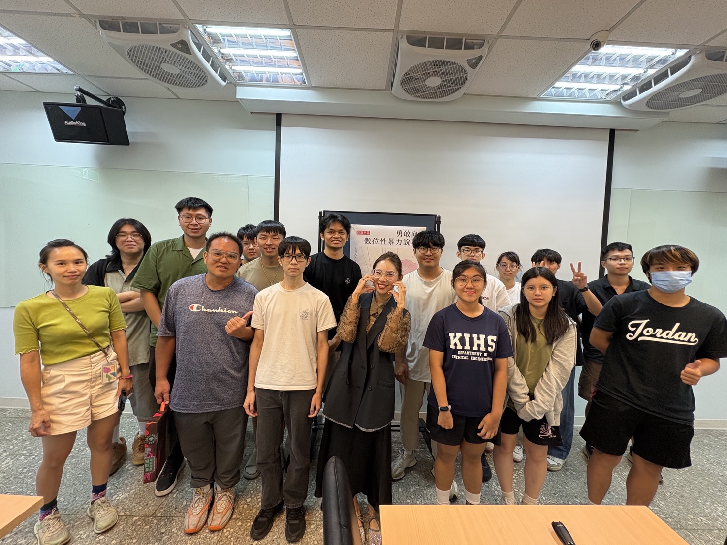 SWAG數位性暴力防治大使內內受邀於臺科大擔任講師。（圖／SWAG提供）