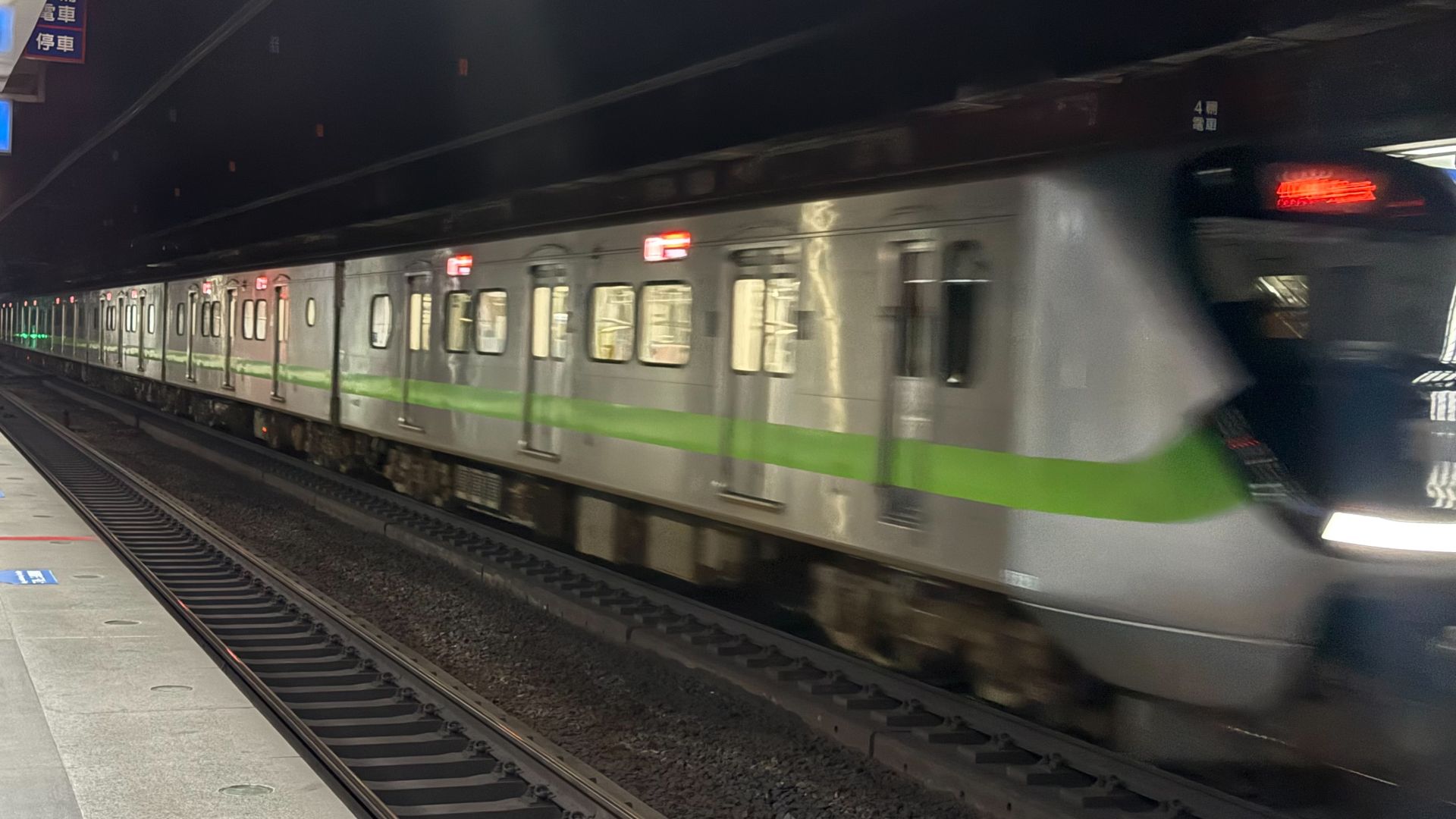 台鐵板橋站驚傳臥軌！列車進站急煞　嚴重誤點