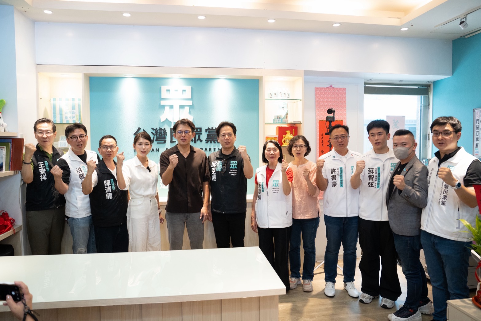 小草女神正式插旗西屯！劉芩妤服務處開幕　黃國昌當眾認證：100分候選人