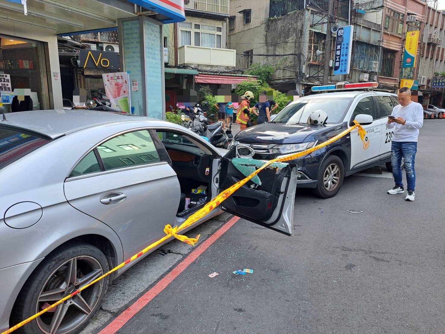 ▲三重警方遭衝撞。（翻攝畫面）