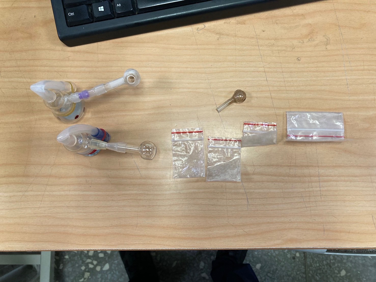 ▲警方搜出毒品。（翻攝畫面）