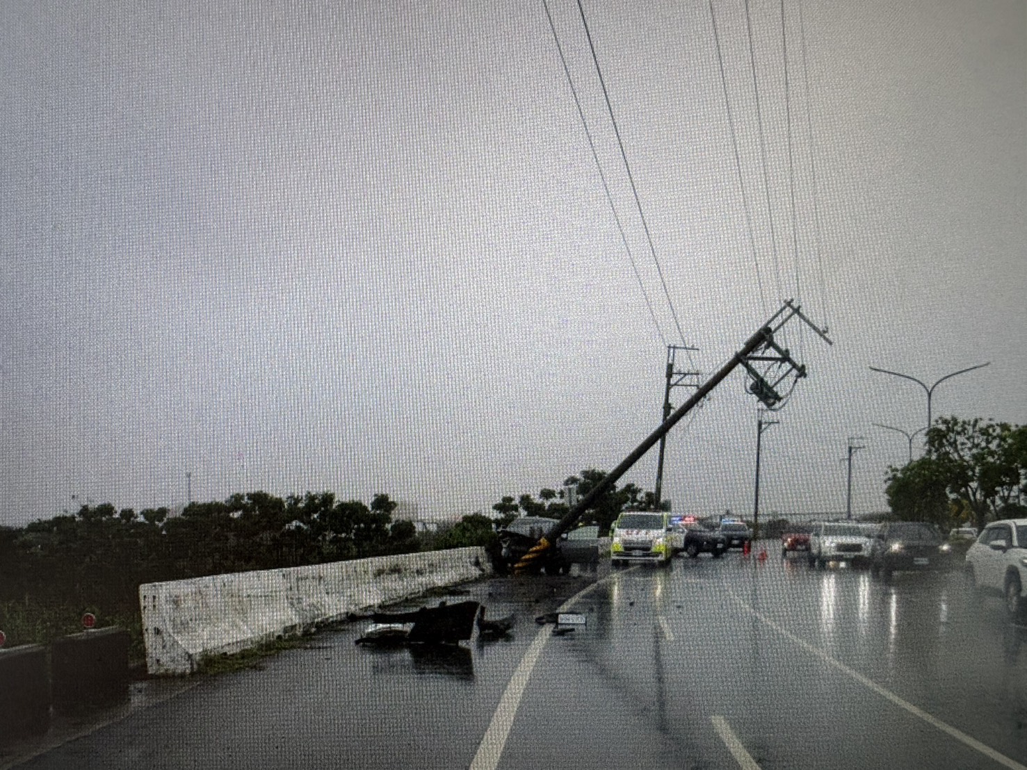 ▲恍神釀禍!台南自小客猛撞電桿 駕駛頭部受傷送醫(圖/記者王俊勝 翻攝)