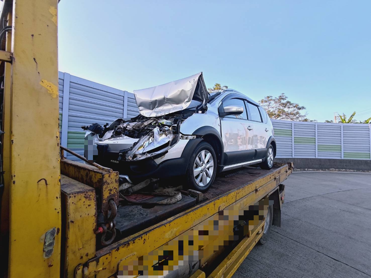 國1安定段驚險追撞！小客車頭被撞爛　小貨車翻覆躺中線道