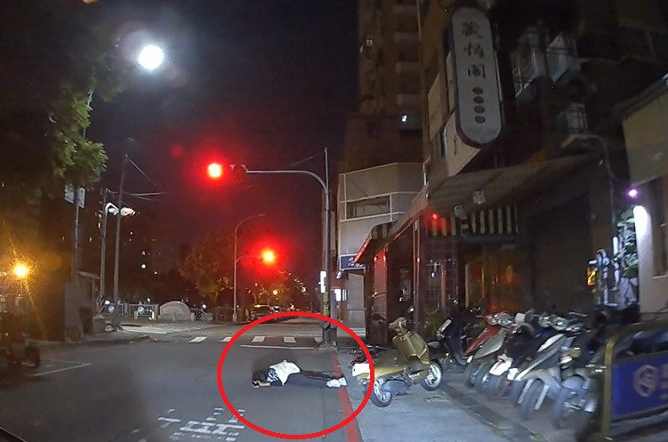台中醉漢把馬路當床！ 大字型趴路中央險遭車輾過
