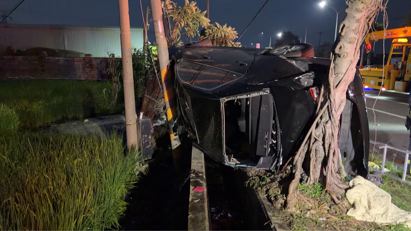 台中嚴重車禍！自小客失控撞路樹 3人命危1人搶救不治。記者王俊勝翻攝