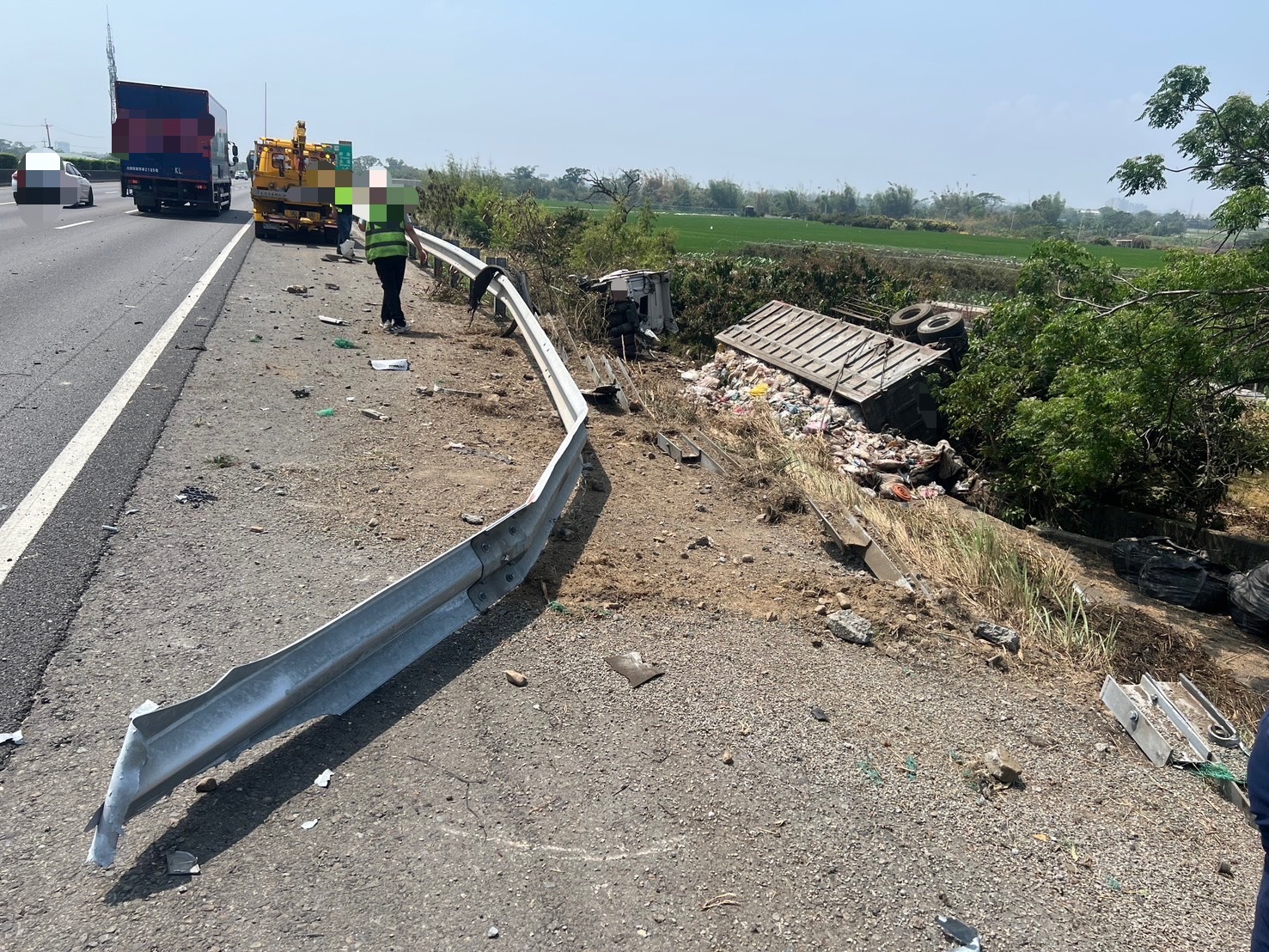 國道1號聯結車爆胎翻落邊坡!垃圾傾瀉遍地 南下回堵5公里