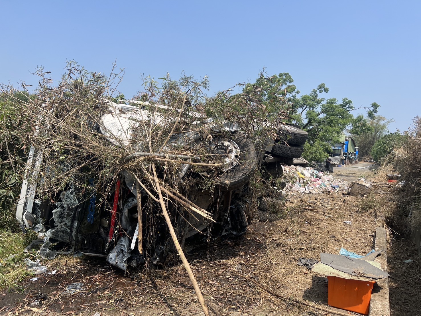 國道1號聯結車爆胎翻落邊坡!垃圾傾瀉遍地 南下回堵5公里