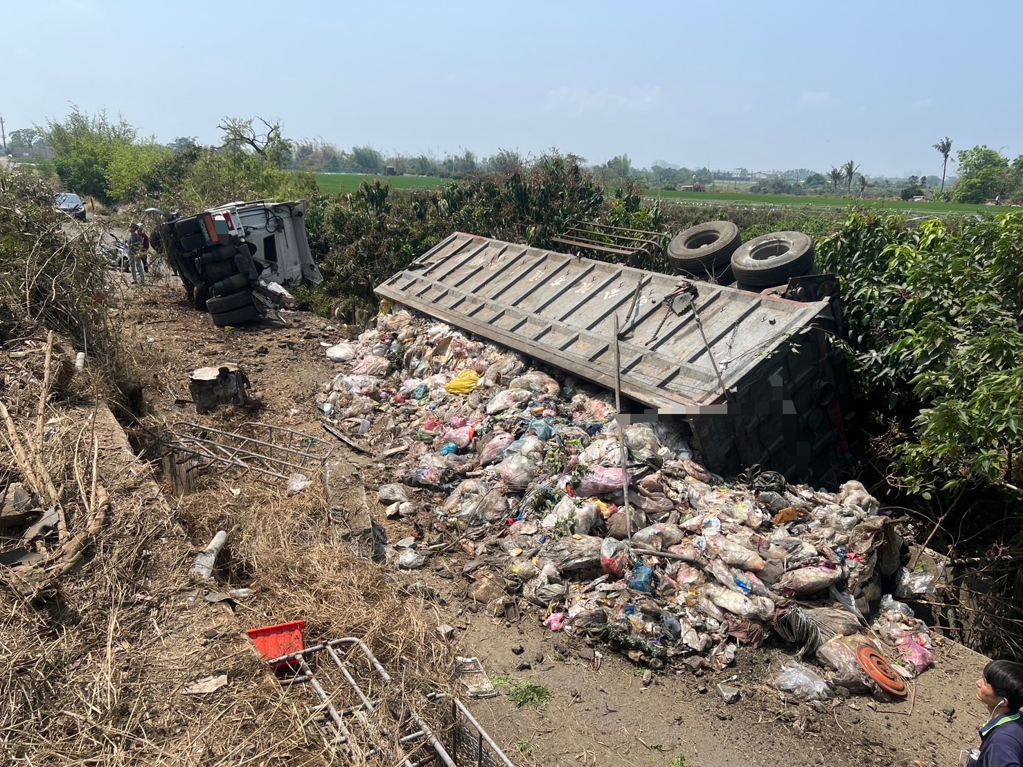 國道1號聯結車爆胎翻落邊坡!垃圾傾瀉遍地 南下回堵5公里