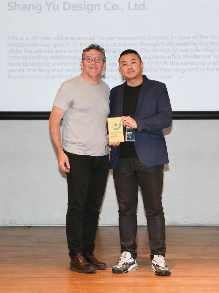 上恆建設董事長鄭惟剛（右）出席國際設計交流活動，展現建設團隊在住宅規劃與設計品質上的專業實力。