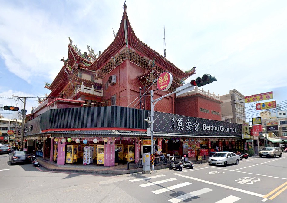 北斗奠安宮周邊商圈發展成熟，結合宗教文化與商業機能，形塑北斗穩定宜居的生活核心。