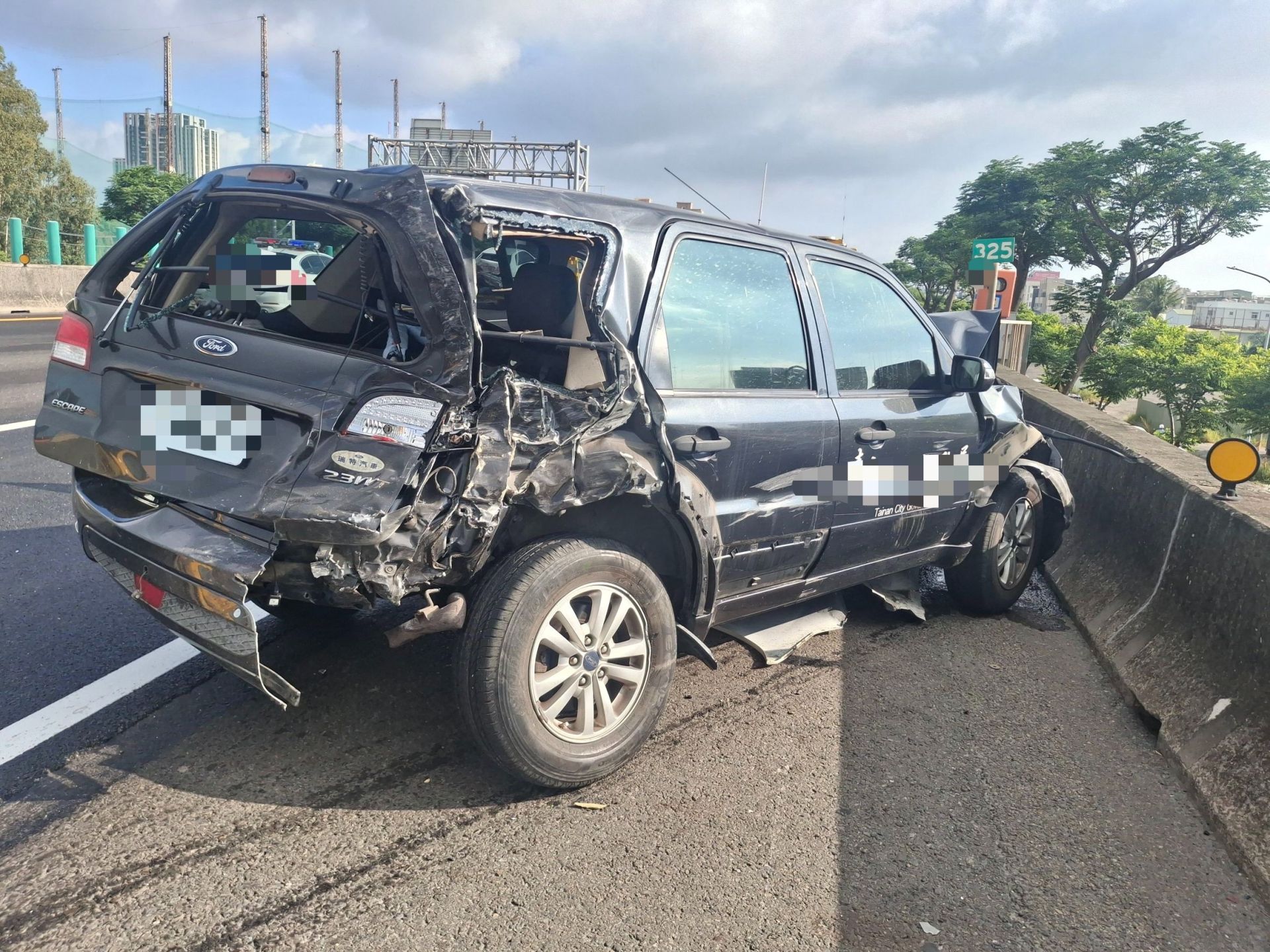 ▲▼聯結車撞8車，現場10人輕重傷。（圖／記者王俊勝 翻攝）1