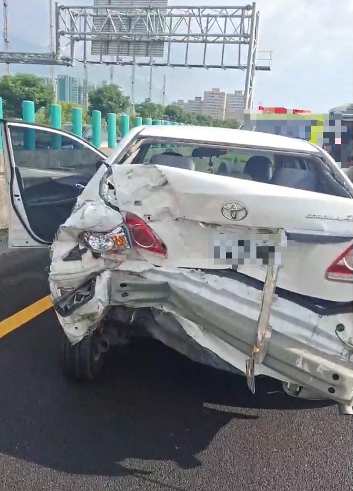 ▲▼聯結車撞8車，現場10人輕重傷。（圖／記者王俊勝 翻攝）2