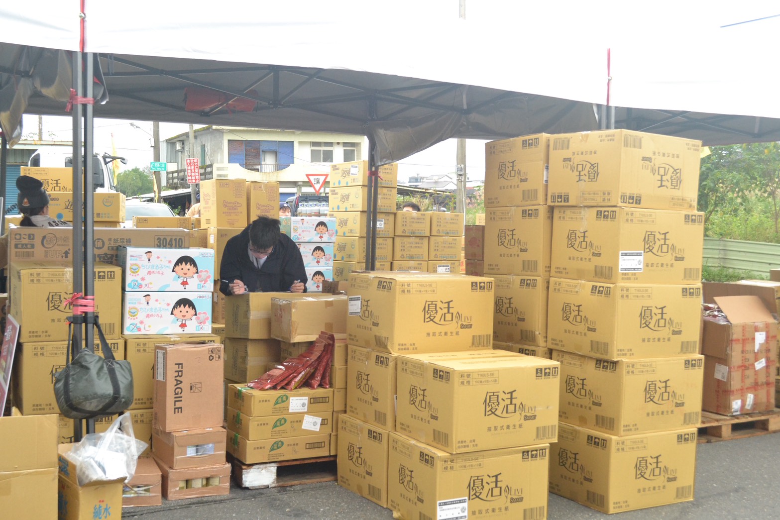 企業與善心人士響應公益，捐贈各式物資堆滿現場，總計約 40 萬元生活與教育物資，將送往全台 13 家兒少社福機構，提供實質協助。