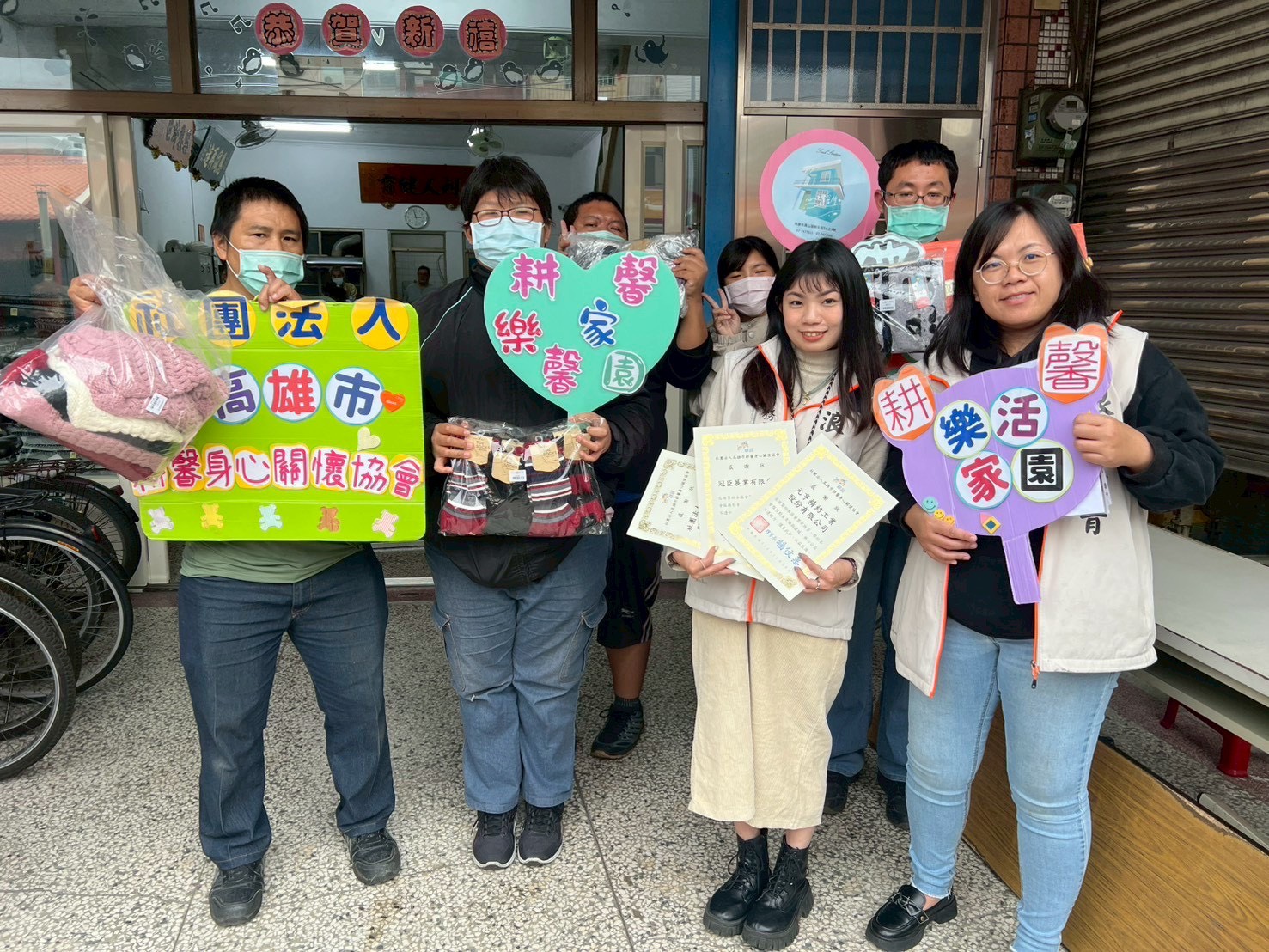 浪礙長青公益協會代表前往高雄在地社福單位,親自將元亨精紡/CERFBELL體溫魔術師提供的保暖織品送達院生手中,現場由機構人員展示受贈物資並合影,氣氛溫馨。