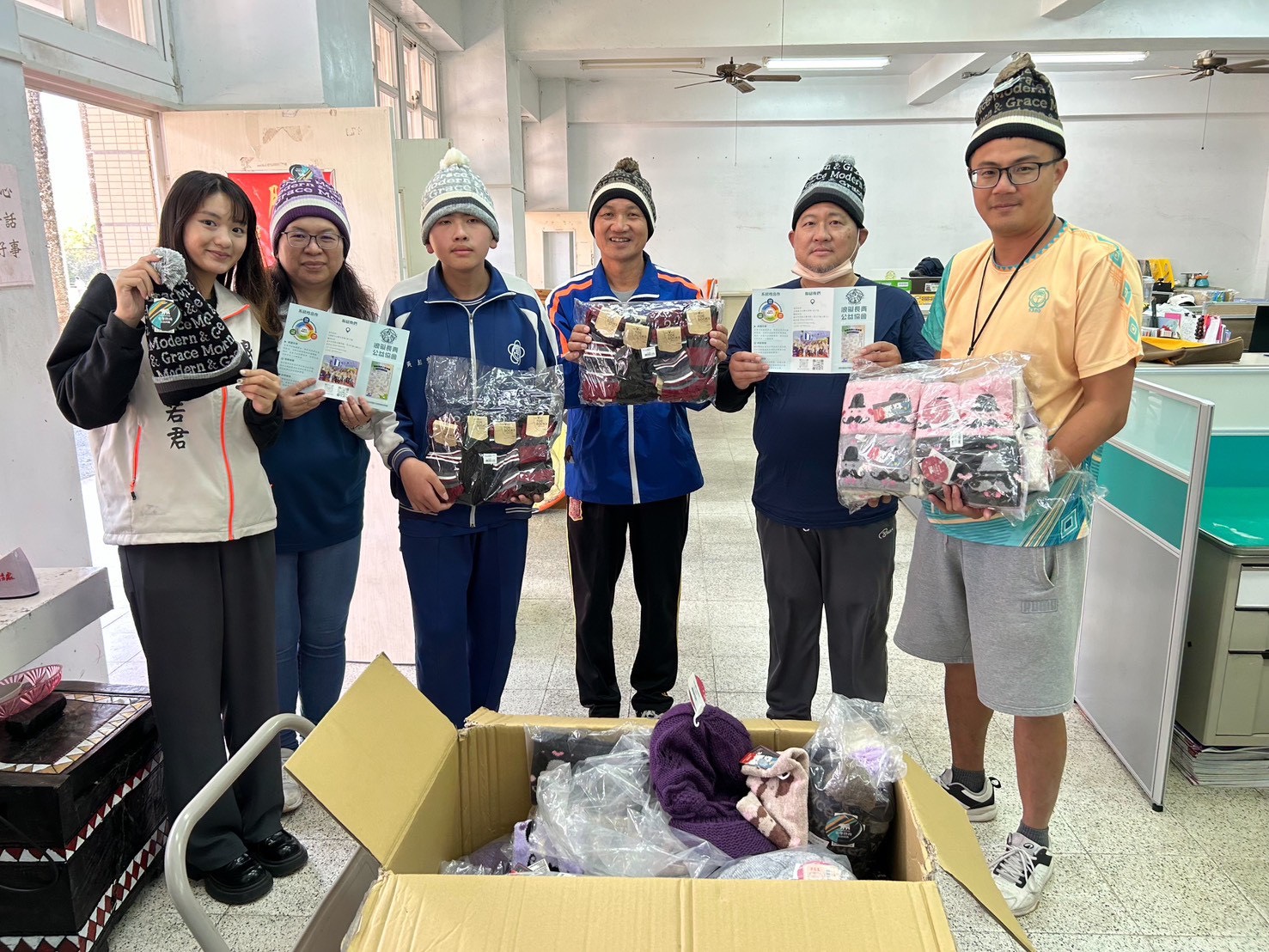浪礙長青公益協會於北部社福機構發放毛帽、手套、襪子等冬季物資,院生與教職員代表開心合影,感謝企業與公益團體在寒冬前伸出援手。