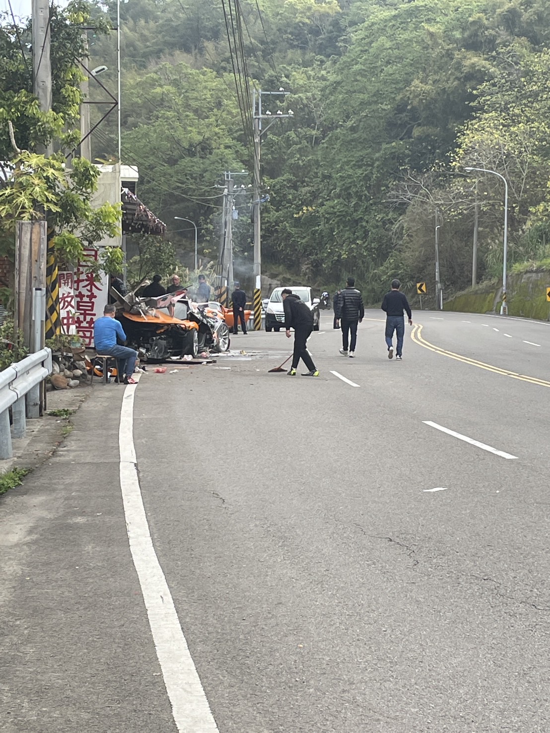 台3線驚險車禍！1700萬麥拉倫失控撞民宅。翻攝畫面