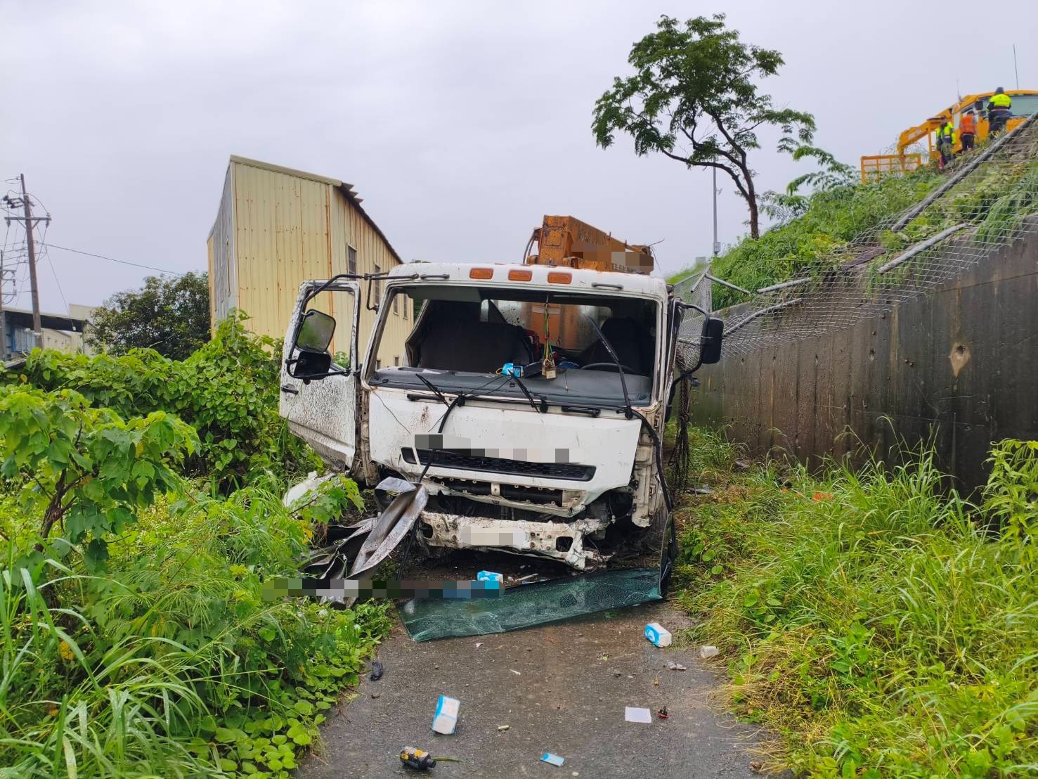 ▲國1北驚悚車禍!大貨車疑爆胎「衝出邊坡」車頭撞爛 所幸駕駛僅受輕傷(圖/記者王俊勝 翻攝)