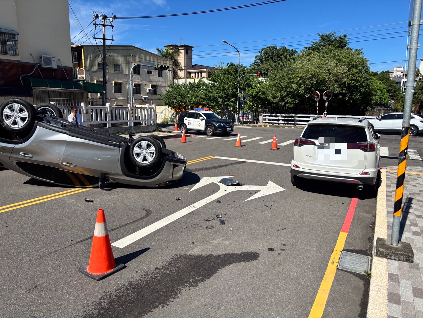 一個轉彎就翻車！女駕駛自撞違停車輛　車身180度翻覆