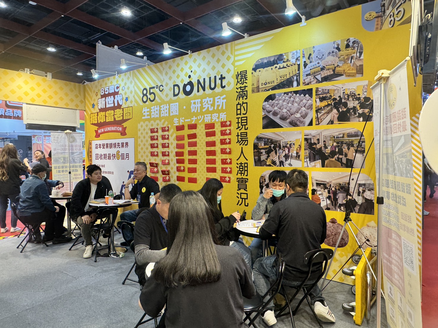 春季加盟展湧創業潮！85℃「生甜甜圈研究所」吸睛　AI門市成新加盟亮點